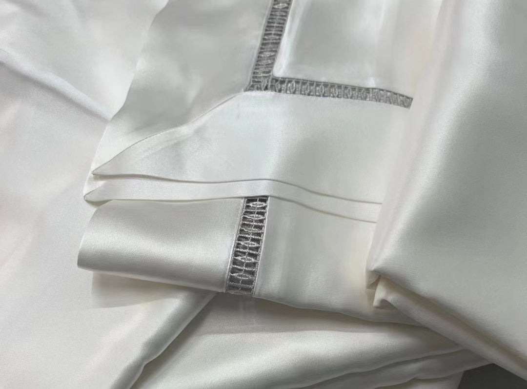 MOONLIGHT - Lace artisan 25 Momme 4-Piece Pure Mulberry Silk Bed Linen Set