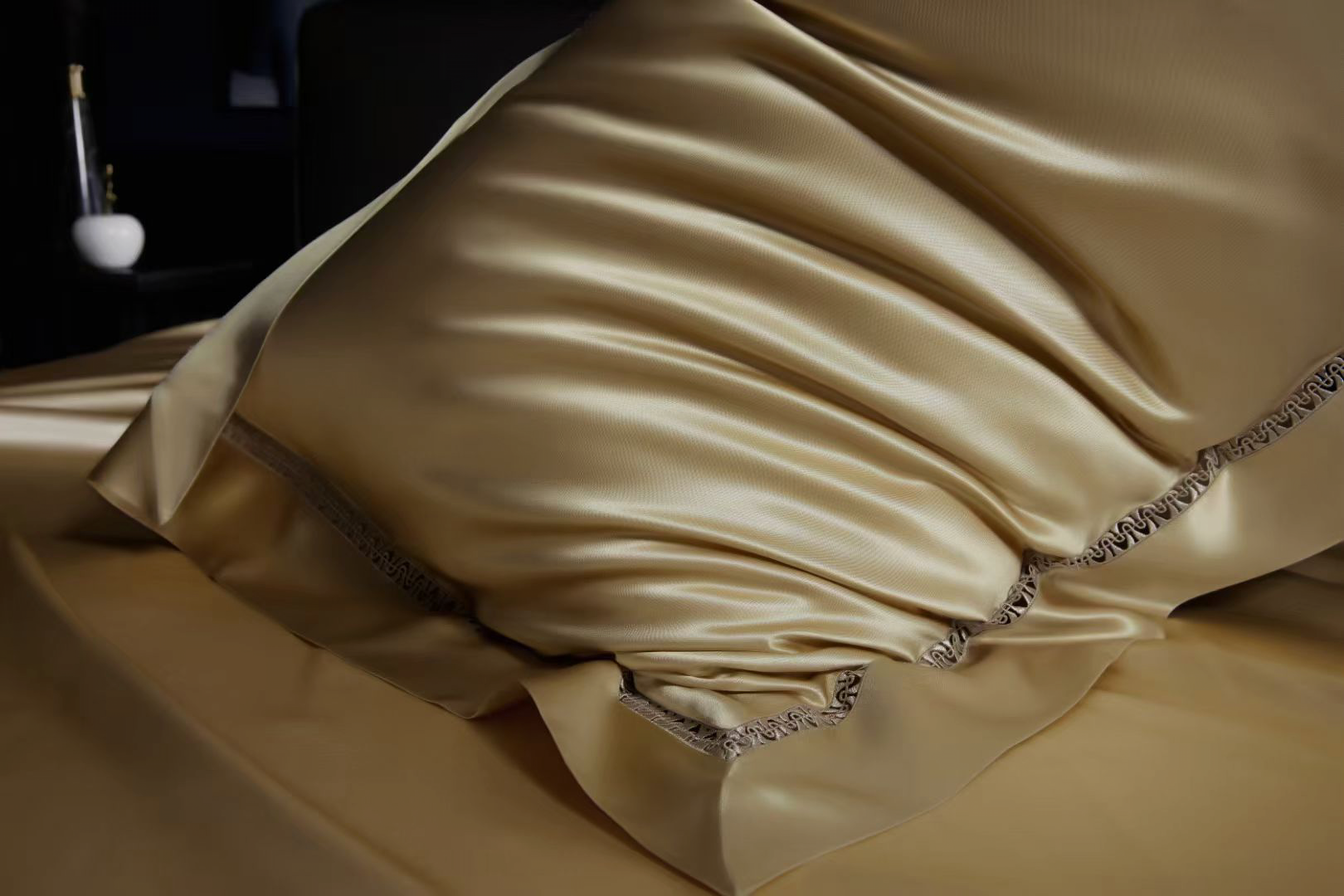 CHRYSOS - Lace artisan 30 Momme 4-Piece Pure Mulberry Silk Bed Linen Set