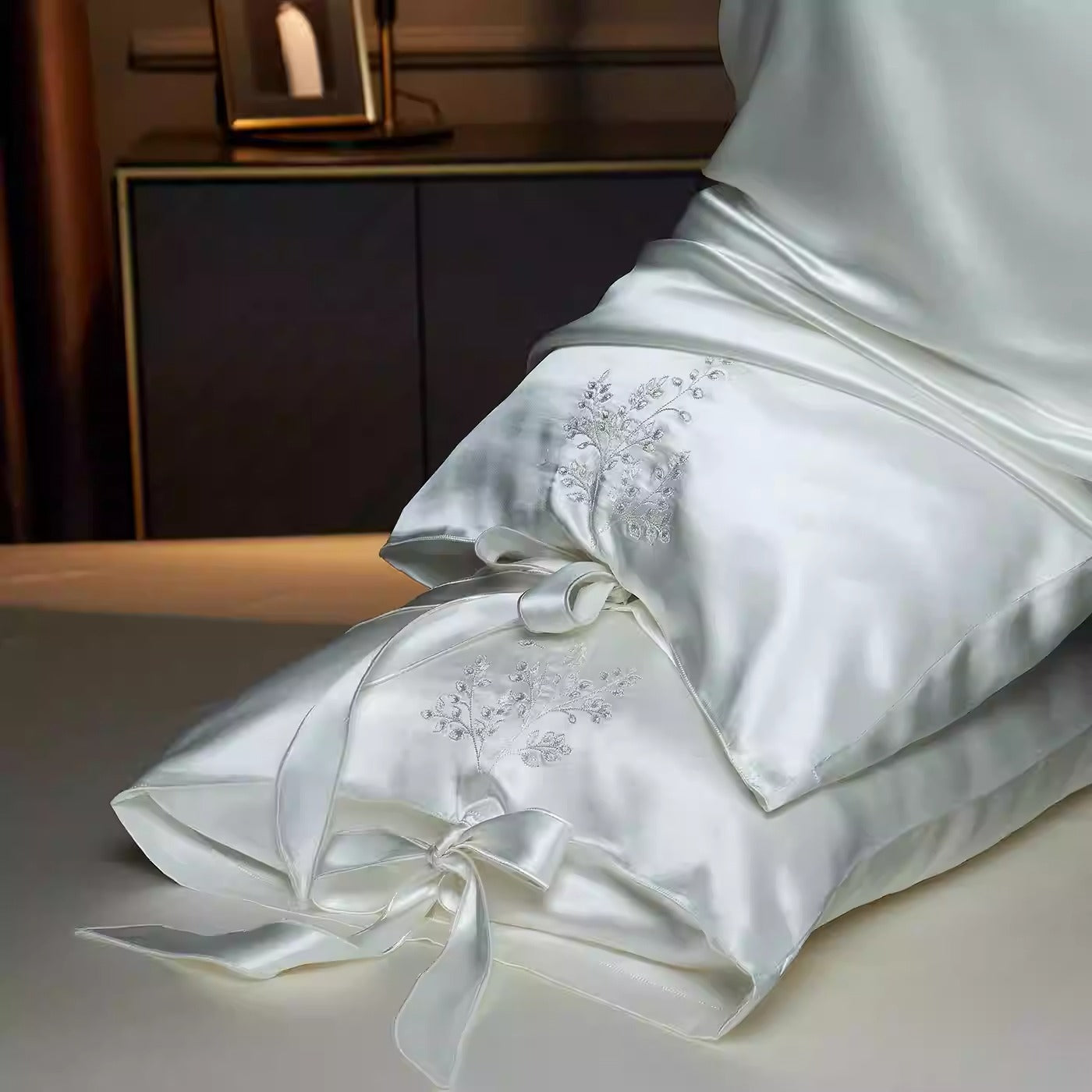 SUYUEAT - Embroidered 30 Momme Full Silk Set 4pcs, Princess White